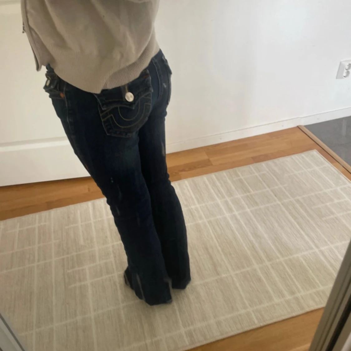 Mörkblå bootcut jeans med fickdetalj