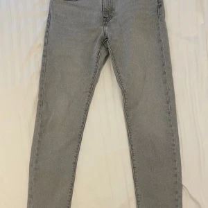Levis Jeans - Gråa Levis jeans, klassiska och även bra inför mer finare tillfällen! Ordinarie pris: 1999kr, storlek: W29 L32