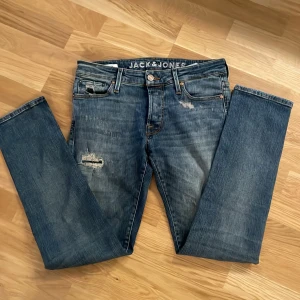 Blå slitna jeans från Jack & Jones - Tja säljer dessa feta jeans från Jack and Jones, jävligt snygg tvätt med slitningar lite här och var. Strl är 30/30 tveka inte att fråga om mått. Vid köp av dessa och som andra jack and jonsen jag säljer kan man få billigare pris.👍🏻