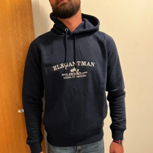 Mörkblå hoodie Elegantman S - Mörkblå hoodie från Elegantman. Helt ny med lappar  Super snygg modell  sidfickor Jag har storlek xs- s-m - L 100% ekobomull  Fleece insidan