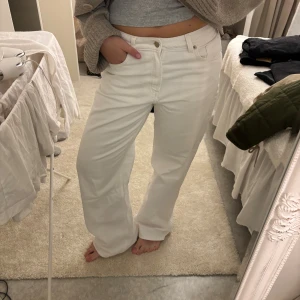 Raka jeans - Raka jeans från H&M i storlek 40, har defekter vid byxbenen❣️