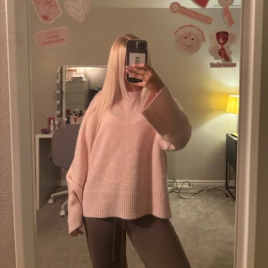 Ljusrosa stickad tröja från Gina Tricot - Jättefin rosa stickad tröja från Gina tricot, endast testad en gång och prislappen är kvar! Säljer då jag har en likadan, skriv för fler frågor eller bilder💗☺️