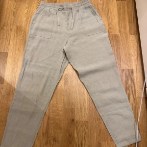 Ljus gröna linnebyxor från LC Waikiki - Ljus gröna linnebyxor från LC Waikiki i storleken 38, använda ett par gånger.