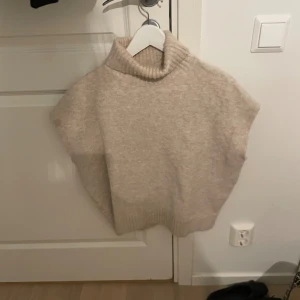 Beige stickad polotröja - Mysig beige stickad polotröja. Bra kvalitet 
