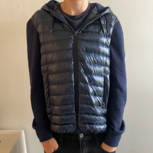 Herno cardigan  - Tja, säljer en limiterad cardigan av Herno💫 skick 10/10 st M 😇vid frågor hör gärna av dig, pris ej hugget i sten 💫💫💵📈