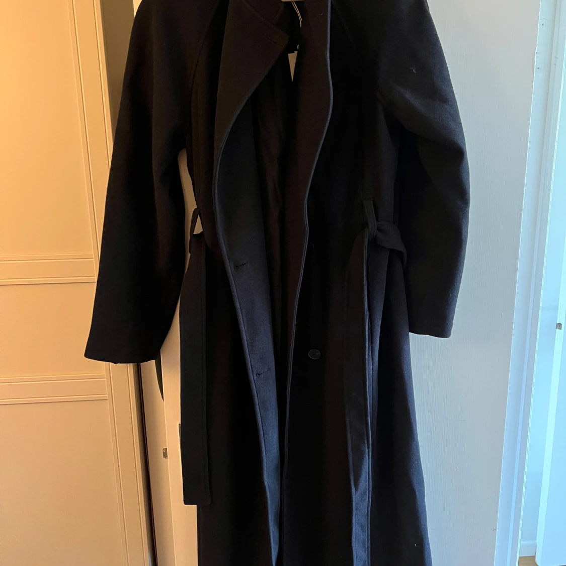 Svart lång kappa från Claire Rose x NAKD