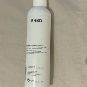 BHBD sprej - Säljer denna sprej som är till för att ta bort extensions tejp, den funkar super bra! Köptes för ca 300 plus frakt, den har ca 2/3 kvar, de blid 2, säljer då jag inte använder tejphår längre, det var 237 ml från början🩷