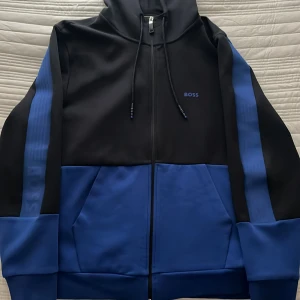  boss Zip hoodie L -  boss zip hoodie i storlek L svart och blå, använt några gånger men passa inte mig så bra så jag säljer den