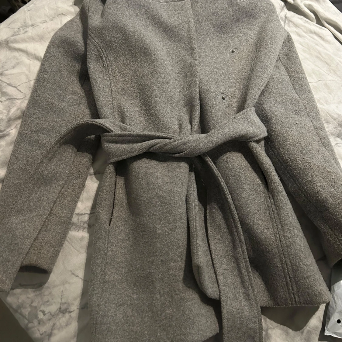 Grå kappa med bälte och stor krage - 4