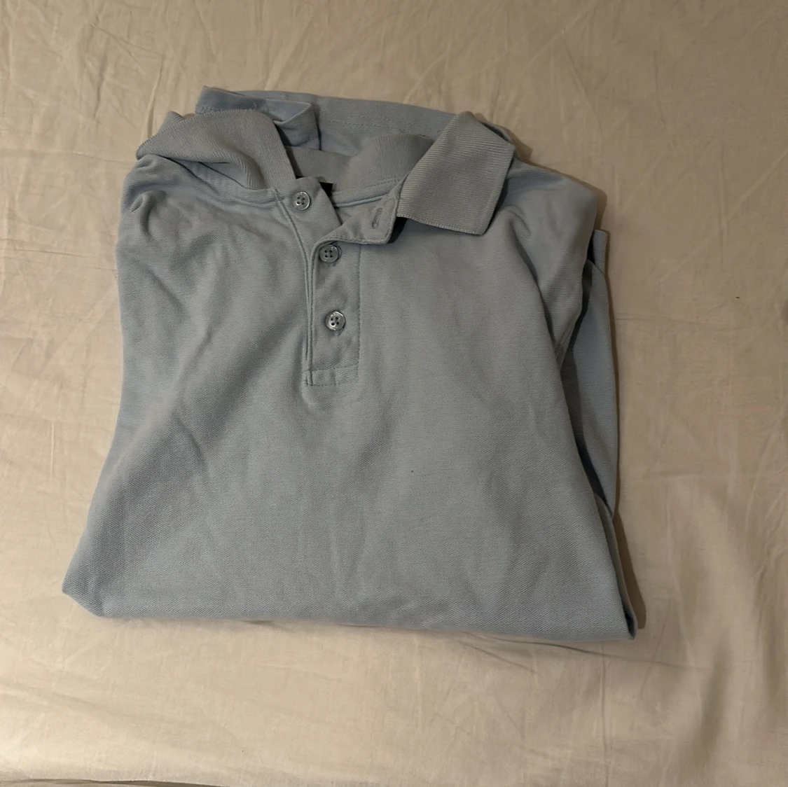 Ljusblå pikétröja från RUN, stl M