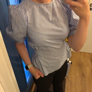 Superfin blus!  - Köpt på vinted men i oanvänt skick! Säljer då jag inte trivdes i modellen😊