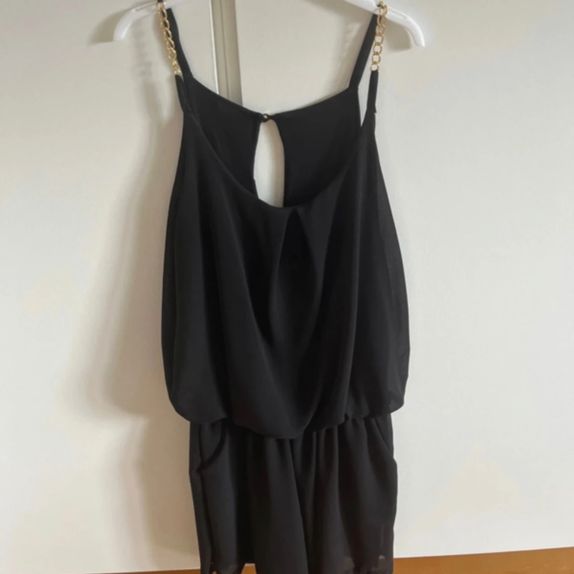 Svart kort klänning med inbyggda shorts med guldkedjor