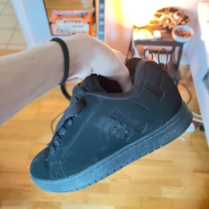 DC skor  - Dc skor som är typ aldrig använda. Lite smutts på ena skon men de kan man lätt borsta bort. Skickas i originalkartongen. Size 42 