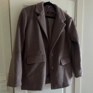 Kavaj-jacka  - En kavaj - jacka från Gina Tricot i lite ulligt material. Förekommer noppor (sista de två sista bilderna) som säkert går bort med noppborttagare, annars i fint skick