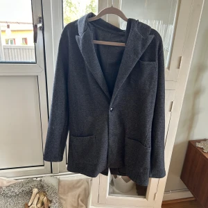 Mörkgrå kavaj från John Henric - Stilren mörkgrå kavaj från John Henric, storlek s, kan gå ner i pris vid snabb affär