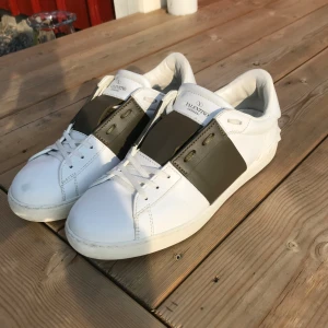 Valentino opens storlek 42 - Säljer ett par valentino opens i använt men gott skick, är i storlek 42. Tveka inte på att höra av er om fler bilder eller frågor!