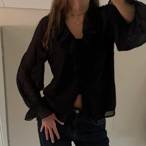 Svart blus - Svart blus som är köpt på en marknad i Spanien. En gammal favorit hos mig men som jag inte längre använder. Perfekt nu till höst och vinter. Jättebra skick💓