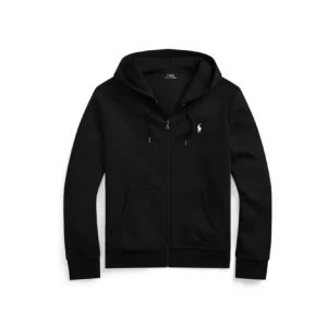 Svart hoodie från Polo Ralph Lauren - Svart hoodie från Polo Ralph Lauren med dragkedja och huva. Klassisk broderad logga på bröstet och två fickor framtill. Perfekt för en chill och stilren look. Tillverkad i mjuk bomullsmix för extra komfort.