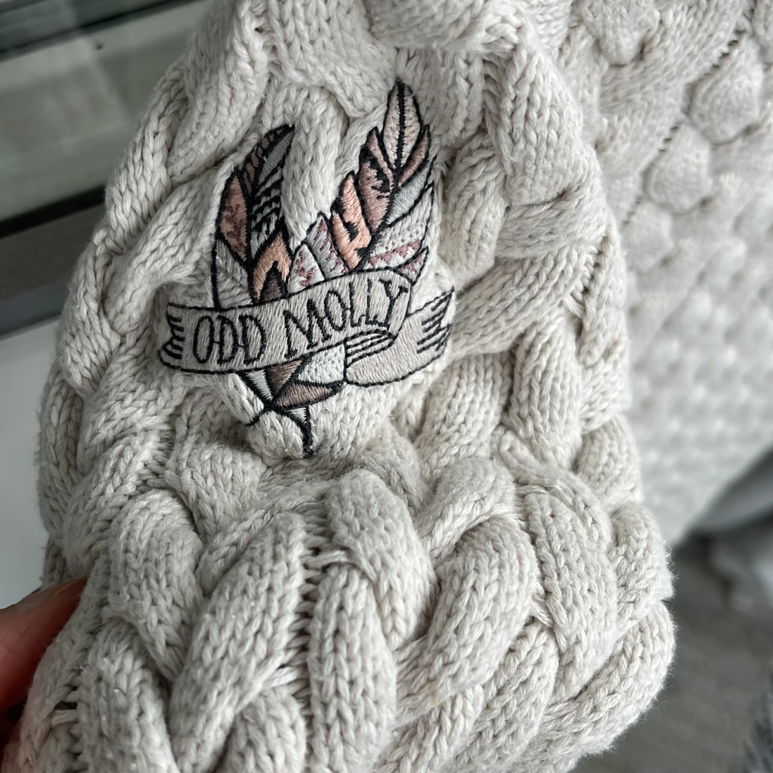 Beige stickad tröja Odd Molly med rosetter - 2