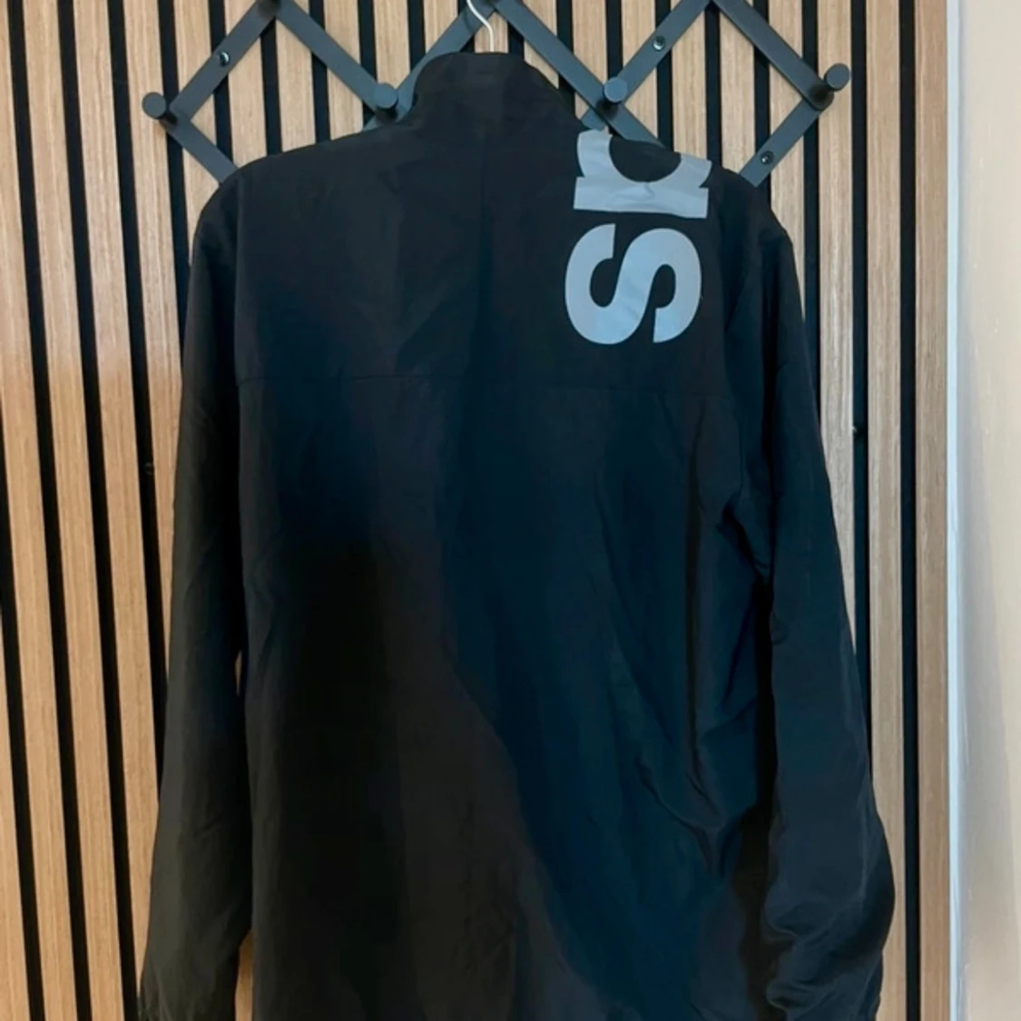 Svart vindjacka från Adidas i L - 1