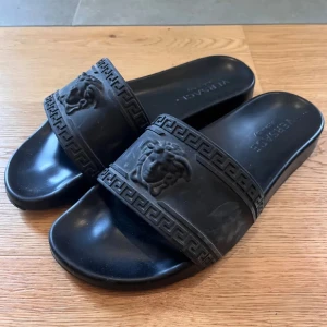 Tofflor  - Snygga svarta tofflor som passar bra till många outfits och säljs till ett bra pris går att diskutera