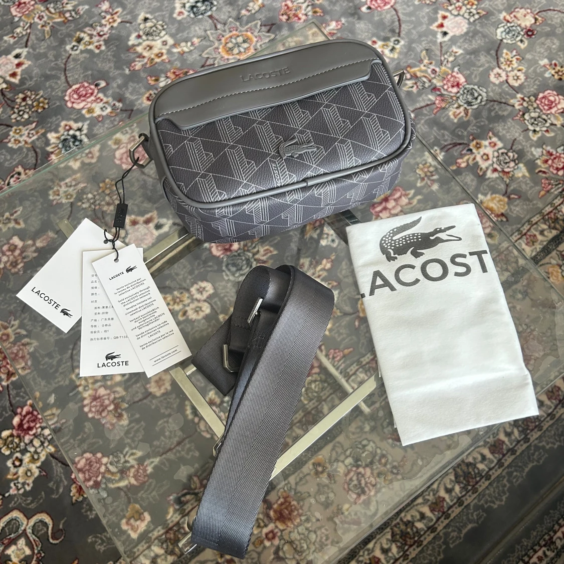 Grå axelväska från Lacoste