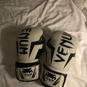 Venum boxningshandskar 10 oz vita - Säljer ett par sjukt snygga boxningshandskar från Venum i vit och svart. Perfekta för träning och sparring. Dem är 10 Oz. Den e också som nya!