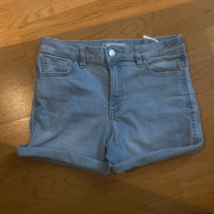 Ljusblå jeansshorts från Cubus  - Snygga ljusblå jeansshorts från Cubus. Shortsen har normal passform (obs kanten är uppvikt). Använt några gånger men  ser nya ut