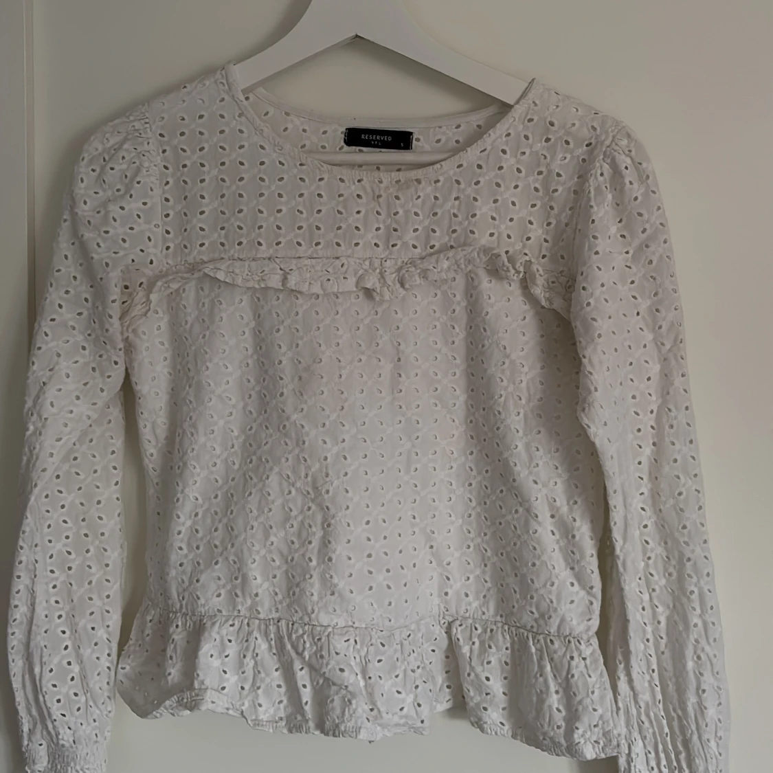 Vit blus med volang från Reserved💕 - 2