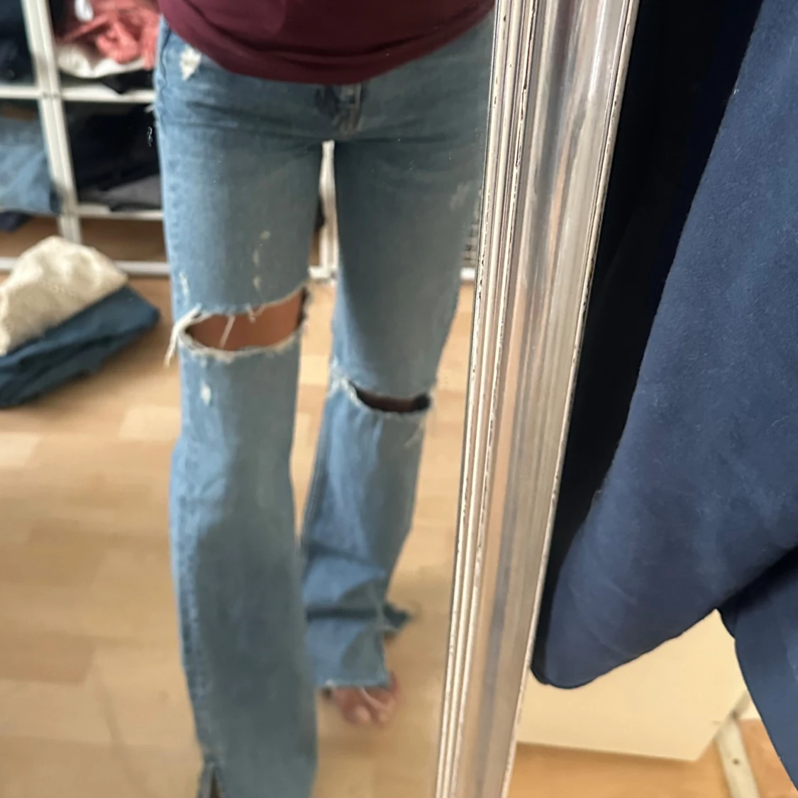 Blå bootcut jeans med slitningar