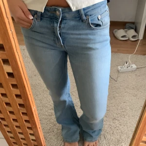 Ljusblå bootcut jeans - Snygga ljusblå jeans med bootcut passform och klassisk femficksdesign. Jeansen har normal midja och är tillverkade i mjukt denimtyg som sitter skönt. Perfekta för dig som gillar en avslappnad men trendig look.