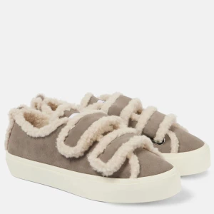 Inuikii skor - Unika sneakers från Inuikii i beige/grå mocka med fluffiga detaljer av fårull längs kanterna och kardborreband. Skorna har en platt vit sula och rund tå, vilket ger en cool och mysig vibe. Skorna är helt nya och inte använda. De är i storlek 39. Jag säljer dem för att jag beställde fel storlek 😑 💞💞