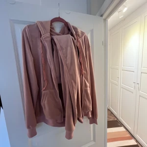 Rosa mjukissett - Ganska använt o banden på hoodien är slitna o byxorna har inga knyt band, ändå fint dock och materialet är fortfarande skönt! Skriv för frågor eller fler bilder!          Stockholmstil y2k rosa spets 2000s linne topp tröja stickad