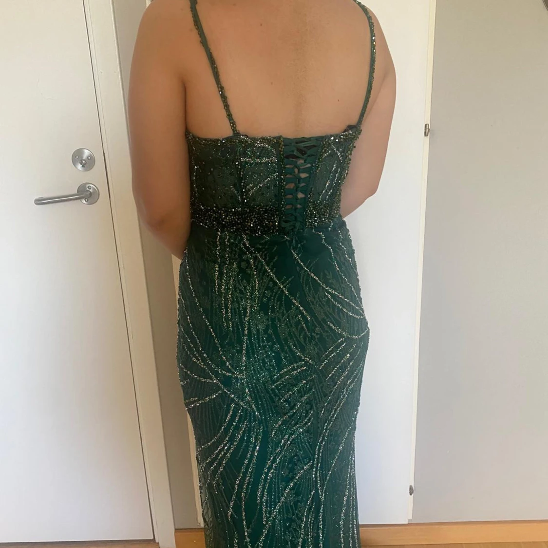 Grön glittrig långklänning med snörning - 3