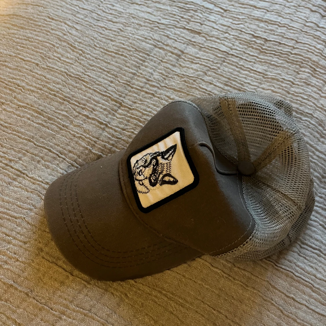 Grå truckerkeps med vargmärke