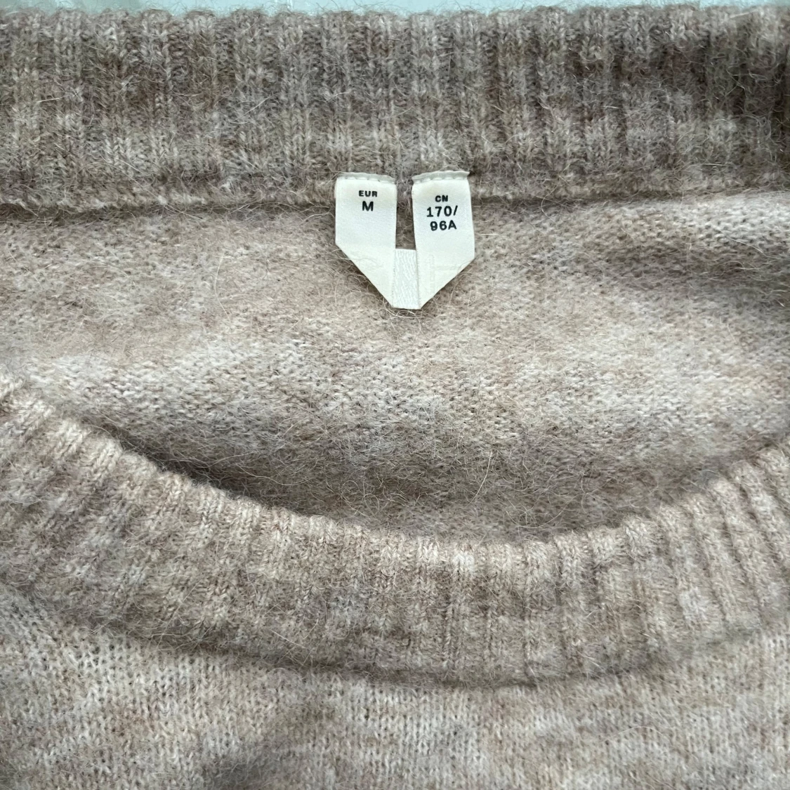 Beige stickad tröja från Arket - 1