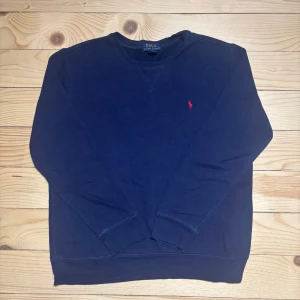 Mörkblå sweatshirt från Polo Ralph Lauren - Snygg marinblå sweatshirt ifrån Ralph lauren, den är perfekt inför hösten och vintern. Skriv om du är intresserad eller har några frågor!