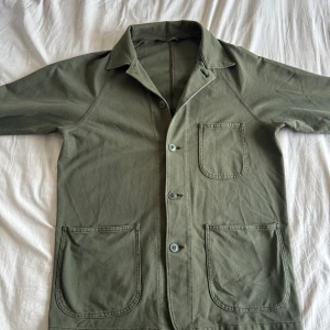 Grön overshirt - Snygg grön overshirt perfekt till hösten. Bra skick och passar storlek M. Hör av er vid frågor!