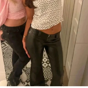 Skinnbyxor  - Asfina skinnbyxor från gina young!! Storlek 152 men passar xs och 32-34. Första bilden lånad men resten är mina🥰🥰 skriv för mått o fler bilder 