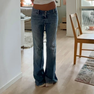Lågmidjade Levis jeans  - Så snygga Lågmidjade bootcut jeans från Levis. Midjemått 38 cm, innerbenslängd 79cm❤️