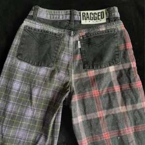 The ragged priest jeans  - Unika och grymt coola jeans köpa från the tagged priest för några år sedan. Raka i modellen och midwaist/highwaist (sitter precis vid naveln på mig). Använda men i mycket bra skick förutom ett litet hål på ena benet. (Se sista bilden) säljs ej längre. W26 som motsvarar en S