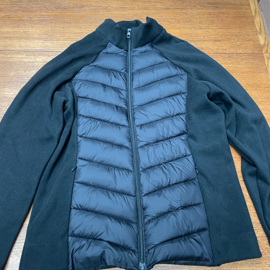 Svart hybridjacka med dragkedja