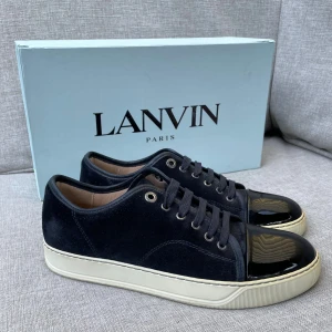 Lanvin skor  - Hej! Säljer nu dessa sjukt snygga lanvin skor. Skorna är i extremt fint skick. Har begränsat antal boxar och dustbag. Hör av dig vid frågor. Uk5