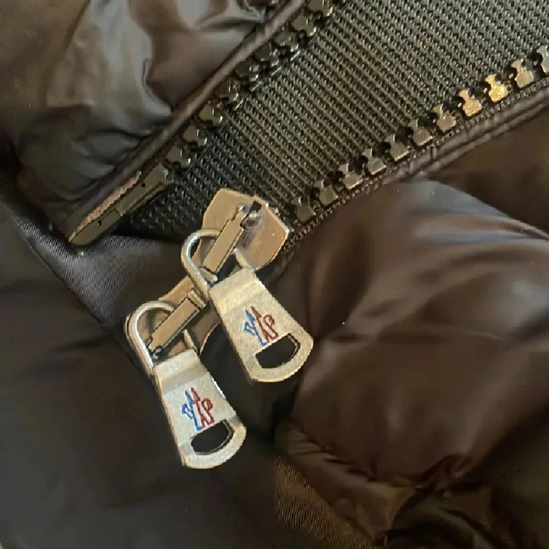 Svart dunjacka från Moncler med pälskant - 3