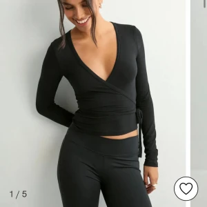 Tajt tröja Nelly  -  Säljer denna jättegulligatröjan från Nelly har använt ca en gång och passar absolut inte mig därför jag inte kan lägga in en bild💗