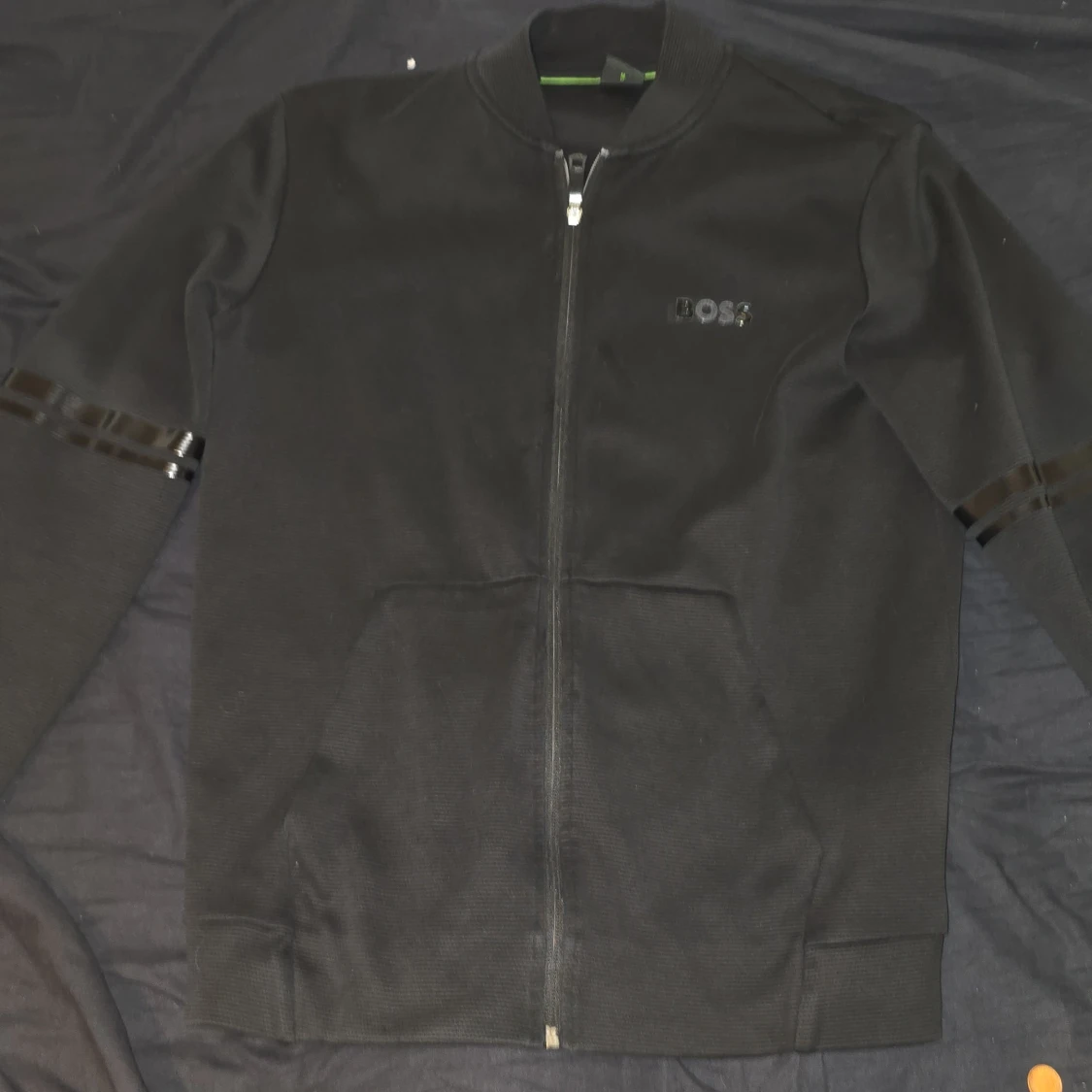 Svart ziptröja från BOSS i medium