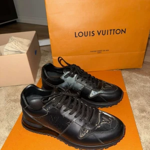 Louis Vuitton svarta sneakers i skinn - Snygga svarta sneakers från Louis Vuitton i skinn med klassiskt LV-monogram i relief och tryck på sidor och tå. Skorna har svarta snören, platt sula och rund tå. Lyxig och stilren design som sticker ut med diskreta detaljer och exklusiv känsla. Köpta i butik i Stockholm, kvitto,box och påse kommer med! Nypris-10500