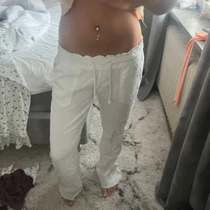 Roxy linnebyxor - Säljer mina Roxy linnebyxor i storlek M men som passar mig som vanligtvis har S, väldigt bra skick och köptes för 599💗