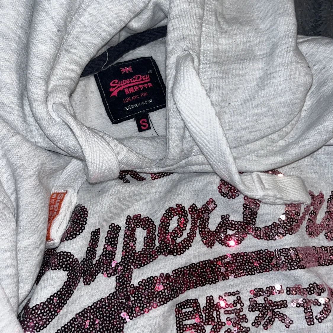 Grå hoodie med text - 1