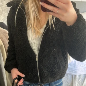 Svart teddyjacka med dragkedja - Jätte fin Teddy jacka! I väldigt bra skick, perfekt till våren💕